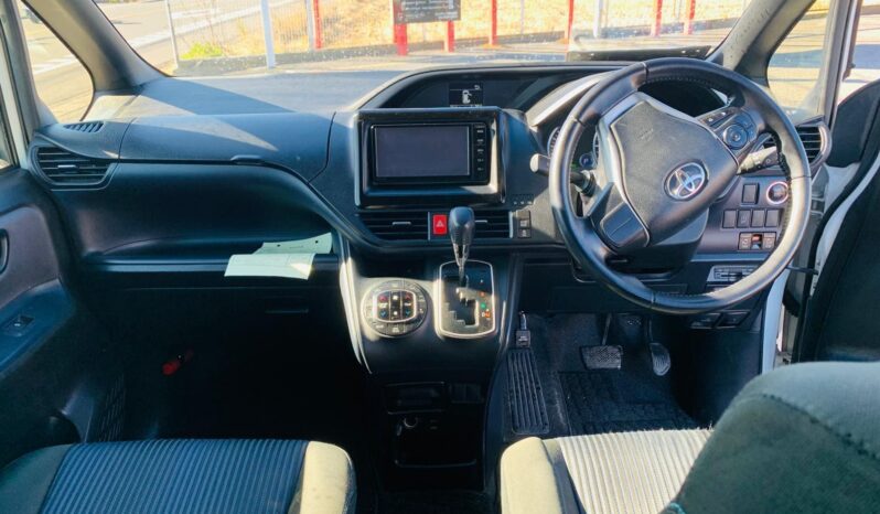 
								2015 Toyota Voxy full									