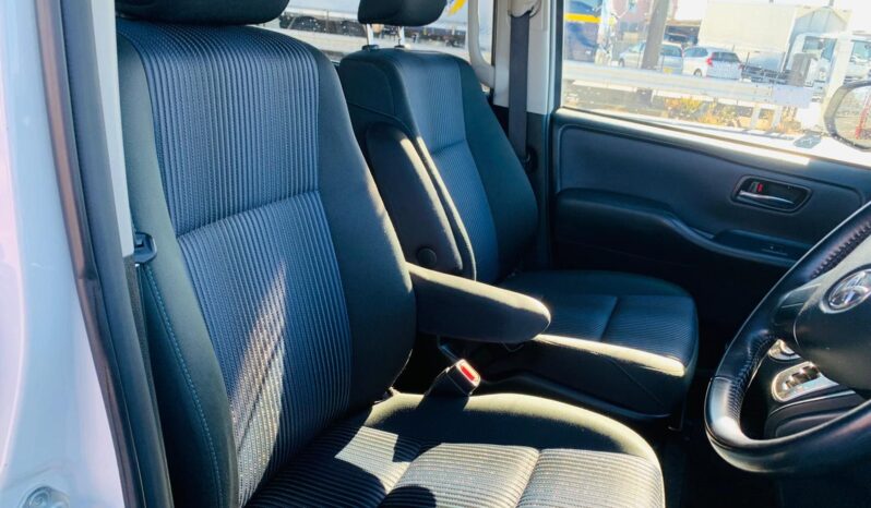 
								2015 Toyota Voxy full									